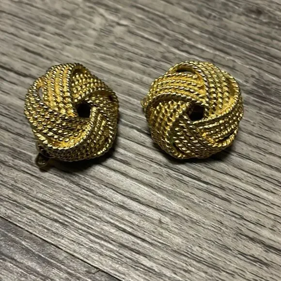 Crown Trifari Gold clip on Earrings/Crown Trifari Gold Swirl Earrings - Picture 2 of 8